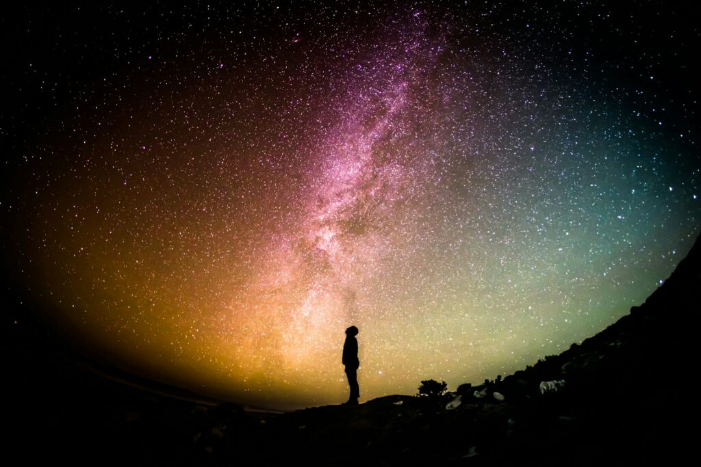 仰望星空,探索心靈的圖片